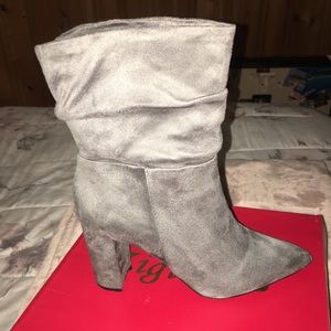 Women’s (heels) boots size: 9 gray zigi soho